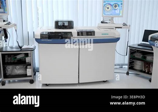 Advanced Siemens Immulite 2000 XPi automated immunoassay system performing diagnostic tests on samples in a medical research laboratory Stock Video Footage - Alamy