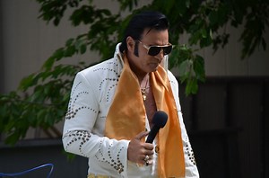 Elvis 'Mess Of The Blues' sung by Cameron Michael Caton🎙 This is one of the 56 new songs I just learnt, hope you like it. I like this one a lot. We had lots of fun this weekend. Thanks again to all that had me come sing for their friends and family. | 𝐂𝐨𝐯𝐢𝐝-𝐄𝐥𝐯𝐢𝐬