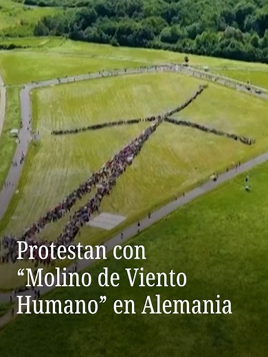 Cientos de manifestantes formaron un molino de viento gigante en Renania del Norte-Westfalia, al noroeste de Alemania, el sábado 30 de mayo, exigiendo un cambio en la política climática y energética del país. #viralnmás #alemania #gas #crisisclimática