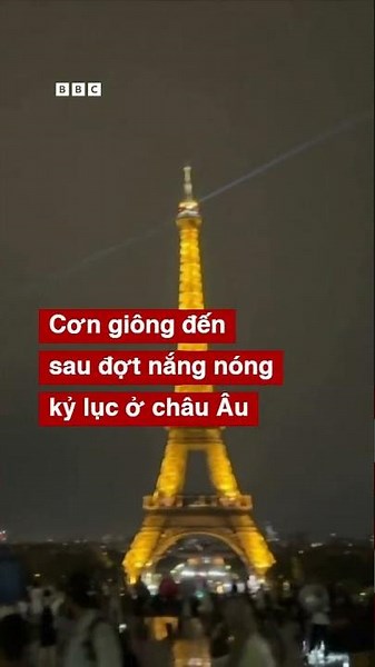 KHOẢNH KHẮC SÉT ĐÁNH TRÙNG THÁP EIFFEL
