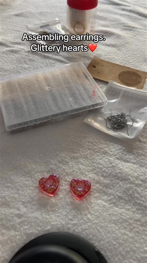 Assemblng earrings. Glittery resin hearts❤️ #reshearts❤️resincraftshandmaderesinepoxyearringsearringslovers #smallhomebussines #foryoupage #fyp #foryou #myhobby #mybusiness #crafts | Agi Sparkly Sparks | Facebook