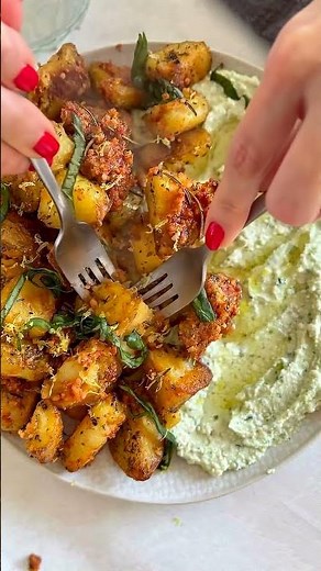 🥔 Crispy Herb Roasted Potatoes 🔥 | Easy Snack with Creamy Dip!