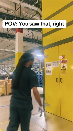 Loading and unloading the lift with parcels to flush in slam when all the conveyor belts are full