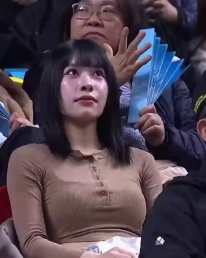 这个女生对着镜头俏皮的表演，比比赛更扣人心弦，今天她成了网红，你知道她是谁吗？