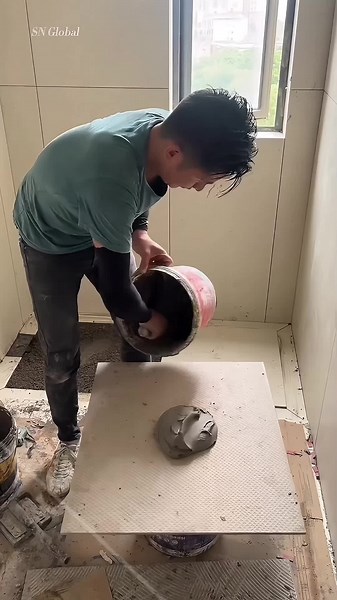 Sintered stone floor installation process.#manufactory#factory#sinteredstone#bigslabs#largeformat#porcelain#decorate#decoration#ceramic#ceramictiles #Керамическаяплитка#Ремонт#Дизайнинтерьера#Diseñointerior#Azulejos#Decoración#decoração#telhacerâmica#decoração#designdeinteriores#Designintérieur#Tuiles#Rénovation#Dekoration#interiordesign#piastrellediceramica#decorazione