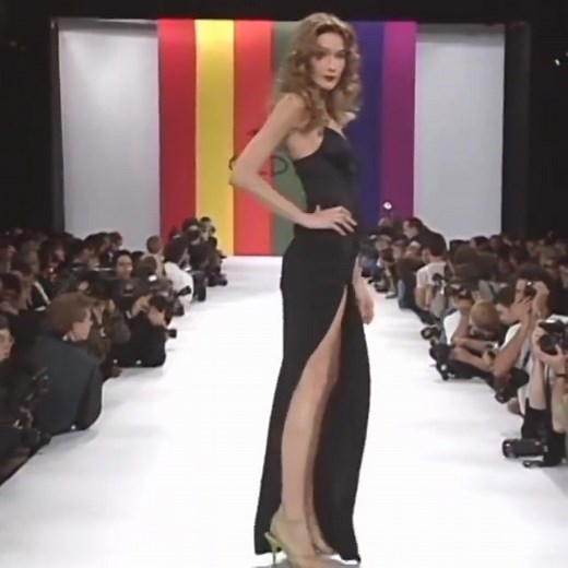 #fashion#90s#90sfashion#style#styleicon#model#supermodels#90smodels#runway#vogue#soyouwantglamour#carlabruni