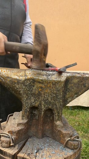 Astazi va prezint cum ia nastere un omagiu, o opera ce sper eu ca va fi inteleasa de cei care o vor privi, si va fi simtita de cei care o vor atinge! Tehnicile folosite sunt vechi, otelul de asemenea , iar simbolul creat nu are etate, este ceva ce a dainuit inaintea noastra si va dainui dupa noi mult timp! #forgedbladesromania #cruceadelaaiud #blacksmith #blacksmithcross | Forged Blades