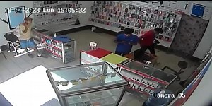 9.3K views · 109 reactions | De la tienda Power Cell se robaron un teléfono IPhone 12 Pro Max propiedad de Rocío Cáceres. La persona que envió este video y que quiere publicarlo afirma que es posible que el momento se haya registrado en la grabación de seguridad. Si usted tiene información al respecto llame al 84337047. | TVNorteOcotal | Facebook