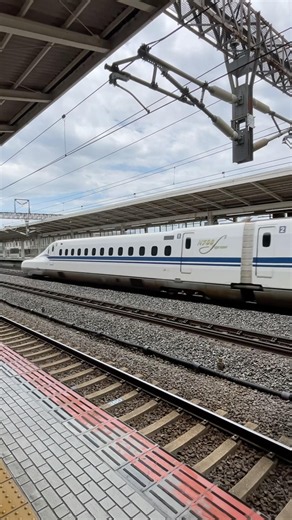 N700S ひかり 東海道新幹線 東京行き 列車の通過の様子です。米原駅 JR西日本 SHINKANSEN Maibara Station