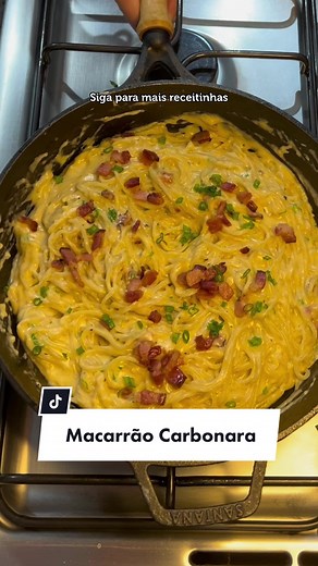 Macarrão Carbonara 🥰🔥 Bem simples e fácil, alem de muito gostoso! Depois dessa receita diga adeus ao miojo! Ingredientes Macarrão 2 ovos 200 g de bacon 150 g de parmesão Alho Cebolinha Preparo Começo colocando a água do macarrão para ferver. Logo em seguida vou preparar o molho do carbonara, nele usei 1 ovo inteiro e o outro apenas a gema. Coloque sal e pimenta a gosto, e começamos ralar o parmesão, até formar uma pastinha, mas a dica é quanto mais queijo melhor. 🥰 Voltando para o fogão, colo