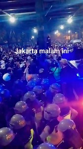 2.1M views · 74K reactions | Situasi terkini demo di DPR.. Sudah larut malam masih lanjut. #demo #dpr #ricuh | Sentosa Kuprol | Facebook