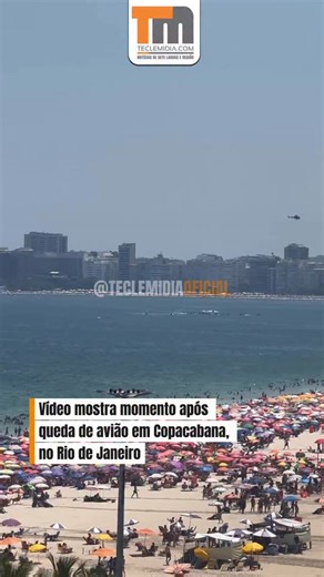 Tecle Mídia on Instagram: "Siga @teclemidia e @teclemidiaoficial - Um vídeo que circula nas redes sociais registrou o momento imediatamente após a queda de uma aeronave em Copacabana, na Zona Sul do Rio de Janeiro, neste sábado (27). As imagens foram gravadas por um morador a partir da janela de um imóvel e mostram a reação logo após o impacto, chamando atenção pela proximidade com áreas residenciais e pela intensa movimentação de pessoas na região. A Força Aérea Brasileira (FAB) confirmou a oco