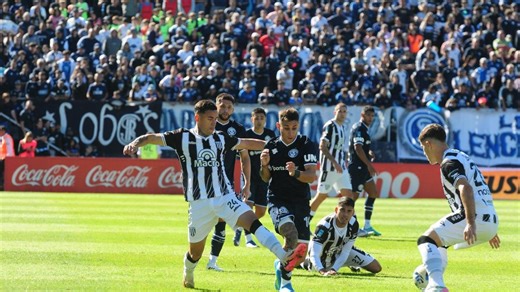 Clásico: la insólita expulsión de Saavedra por tirarle del pelo a Matías Fernández