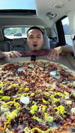Florida Man Tackles Massive 30 Inch Pizza Challenge at Lazy Moon Pizza in Orlando