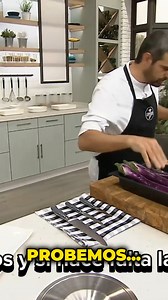Sencillas, saludables y llenas de sabor. Enrique Sánchez prepara berenjenas asadas con su toque tradicional andaluz, ideales como guarnición, base de otros platos o para disfrutar tal cual. Extracto del Programa Cocinamos, en directo #recetas #recetasfaciles #andalucia #sevilla #berenjenas #asadas #cocinacasera | Malaspulgas Café Tapas
