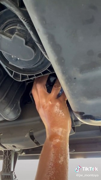 L5P fuel filter change is different than previous model Duramax fuel filters #duramax #L5P #fuelfilterchange