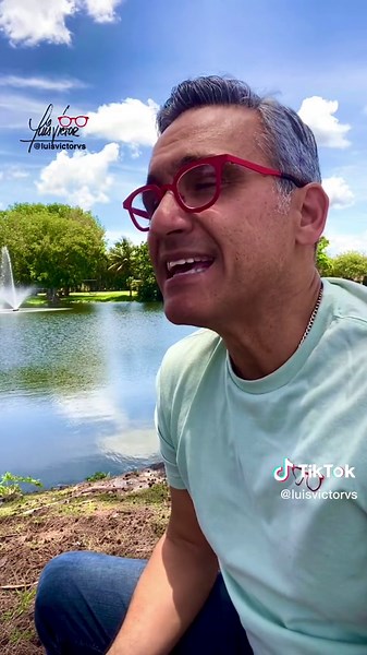 Aunque usualmente no somos conscientes de ello, lo que se manifiesta en nuestras vidas, todo lo que sucede y define nuestro mundo exterior, en otras palabras: lo que tenemos, nuestras relaciones, el tamaño de nuestras cuentas bancarias, dónde y cómo vivimos, lo que hacemos… TODO, es el reflejo de nuestro mundo interior. Si aprendes a conocerte, realmente conocerte, (sin que el ego intervenga y distorsione la realidad) y luego aceptes con humildad y gallardía lo que descubres… ese día tienes la o