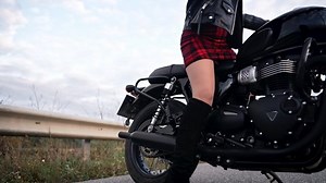 「レトロスタイルのバイクに向かって歩くミニスカートとレザージャケットを着た、見分けがつかないオートバイ乗りの女性。車道だけでジャックブーツを着たセクシーな女性運転手。旅行、カフェレーサー、スピード、自由のコンセプト。」の動画素材（ロイヤリティフリー）1080038123 | Shutterstock