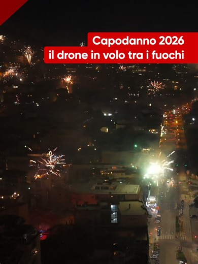 Capodanno 2026, il drone in volo tra i fuochi d'artificio a Napoli