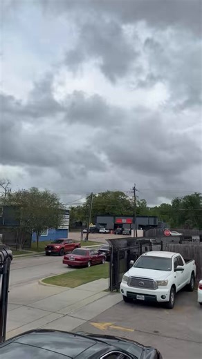 @houstonairw do you know what’s with the chopper that’s been hovering over North 610 the past 20 minutes? Accident maybe?