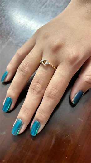 Teal nail polish hand modelling 💙 #handmodelling #naturalnails #nailmodeling #handwithflower
