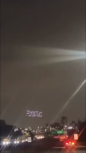 APRESENTAÇÃO DE DRONES SURPREENDE MOTORISTAS NA VIA ANCHIETA Na noite desta quinta-feira (10), motoristas que passavam pela Via Anchieta, em São Bernardo do Campo, foram surpreendidos por uma apresentação aérea de drones que chamou a atenção pela inovação e pelas imagens no céu. Segundo o especialista Rodrigo Cândido, da Rodrone Filmes, trata-se de uma tecnologia que utiliza pequenos drones programados por computador para realizar voos coordenados, formando figuras luminosas — muitas vezes com e
