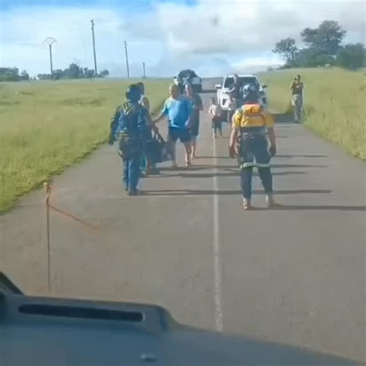 🌧️ Flood devastation in Limpopo continues as homes are damaged and key access routes washed away. Despite dangerous conditions, SAPS and SANDF teams remain on the ground, pushing forward with rescue and relief operations to ensure no one is left behind. Authorities have urged residents to heed safety warnings and avoid flooded areas as emergency efforts continue 🎥 Video credit: SAPS #LmpopoFloods #DisasterResponse #SAPS #SANDF #TheStar | The Star