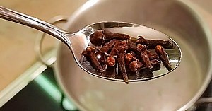 Zalijte hřebíček horkou vodou a vypijte: Bojuje proti bakteriím a virům, léčí záněty, žaludeční potíže a mnoho dalšího!