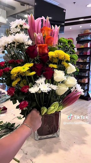 #SatisfiedFlorist #roses #bouquet #foryou #flowers #tiktok #florist #designer #design #españa #florista #fyp #top #fyou #foryourpage #music #foru