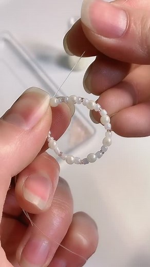 엄마가 취미로 하시던 비즈를 물려받았어요. 비즈 초보의 첫 작품은 화이트 진주 비즈반지💍 색깔이 너무 다양해서 못고르겠어요ㅎㅎ