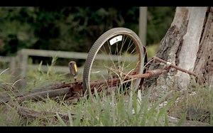 13K views · 489 reactions | Un altro divertente vecchio spot pubblicitario, questa volta della compagnia telefonica "Bright House Networks" con protagonisti Glenn, Maggie e...un ospite a "sorpresa".  Sottotitoli a cura di #TheWalkingDeadITA | The Walking Dead ITA Family | Facebook