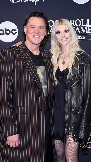 The Grinch and Cindy Lou Who reuniting 25 years after How the Grinch Stole Christmas 🥹 time for a rewatch to get into the Christmas spirit 🎄👀 #JimCarrey #TaylorMomsen #HowtheGrinchStoleChristmas #MTVCeleb | MTV UK