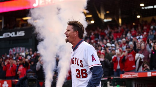 Jered Weaver lanza la 1ra bola