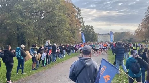 🔴 La première course du Cross du Courrier, Les Grandes Foulées, a été remportée par Simon Dubois, ce mardi matin 11 novembre. « Je vais m’en souvenir toute ma vie de cette histoire » a déclaré le Chemillois quelques minutes après son arrivée. | Le Courrier de l'Ouest