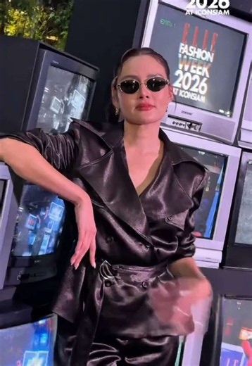เปิดโมเมนต์แรกของเหล่าเซเลบริตี้แขกคนสำคัญของงานแถลงข่าว ELLE Fashion Week 2026 at ICONSIAM ที่จัดขึ้นที่ริเวอร์พาร์ค ไอคอนสยาม นำโดย ชมพู่ อารยา, หญิง รฐา, ขวัญ อุษามณี, เก่ง-น้ำปิง, ตี๋ตี๋-ป๋อ, พีพี ปุญญ์ปรีดี, เอนจอย ธิดารัตน์, โยชิ รินรดา, แอลม่อน-โปรเกรส, ธรรม-แม็ค, ชาร์ล็อต ออสติน, นินน่า ญานิน, ชาร์เลท วาศิตา, มุก วรนิษฐ์, เดนิส เจลีลชา, และอีกมากมาย โดยปีนี้ ELLE Fashion Week กลับมาอีกครั้ง ภายใต้คอนเซ็ปต์ 'Freedom’ พร้อมขับเคลื่อนแฟชั่นไทยก้าวไกลสู่เวทีโลกอย่างสง่างาม แล้วพบกันที่ ริเวอ