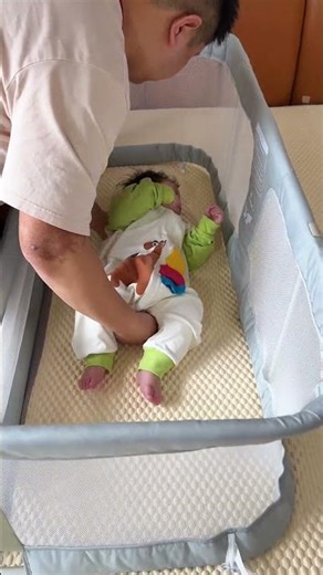 发现了一款宝藏婴儿床！多功能轻便可折叠设计再也不怕压到宝宝了！性价比高还不占空间真的香！ #婴儿床 #母婴好物 #宝妈推荐 #母婴好物 #带娃好物#母婴#宝宝#新生儿 #baby #cute