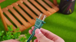 5 Pack Christmas Indoor Extension Cord 6 ft Extension Cord Outdoor with Safety Cap 3 Outlet 16gauge 2 Prong Polarized Outlets for Home Christmas Tree String Lights Decor Connect Extend (Green)