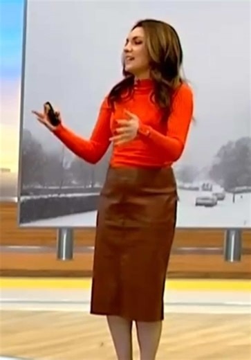 Laura Tobin wearing a brown leather skirt and high heels #lauratobin #leather #leatherskirt #leatherfashion #leatheroutfit