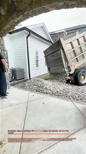 Rollen, kippen, verteilen: Wie der Muldenkipper den Schotter auf dem Weg verteilt