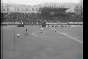 ΑΓΩΝΑΣ ΔΗΜΟΣΙΟΓΡΑΦΩΝ-ΗΘΟΠΟΙΩΝ Που ειχε διοργανωσει η "Μεσημβρινη." Εγω δεν κυνηγαω τη μπαλα γιατι επιασα την καλυτερη θεση. Με την εγκριση του Ζαχου. Η καλυψη απο τα τοτε "Ελληνικα Επικαιρα" εχει και χιουμορ της εποχης. | Nico Mastorakis