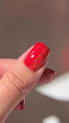 Beelo | DIY Nails on Instagram: "Christmas Red Color blocking with dip powder for a fun and easy nail art look ❤️✨🌲 @glowdipnails •code BEELONAILS •Christmas Red •Ruby Glitter •Crystal Clear *affiliate #dipnails #dippowder #dippowdernails #dippingpowder #christmasnails #rednails #shortnails #nailinspo #nailsnailsnails #nailtutorial #nailsdesign #uñas"