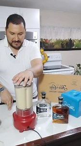 CÓCTEL DE MANGO 1 manga grande madura en trozos 1 lata leche de coco Azúcar al gusto Hielo al gusto 4 onzas de RON FLOR DE CAÑA CLARO Licuar y servir inmediatamente. | Lito Cocina - Chef Pablo Chacón