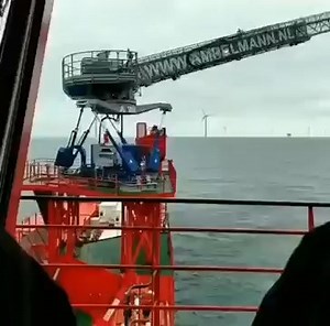 🚢 This is a gyro-stabilized #crane used in offshore operations ⚙️🌊 Designed for vessels involved in offshore construction, resupply, and personnel transfer, this advanced crane system stays steady even in rough seas. How does it work? 🌀 An inbuilt gyroscope detects 3D vessel movements — pitch, roll, and heave — relative to the horizon. 🔧 The system then activates hydraulic pistons in real time to keep the crane platform perfectly level, ensuring safety and precision during lifts. 🔍 Smart en