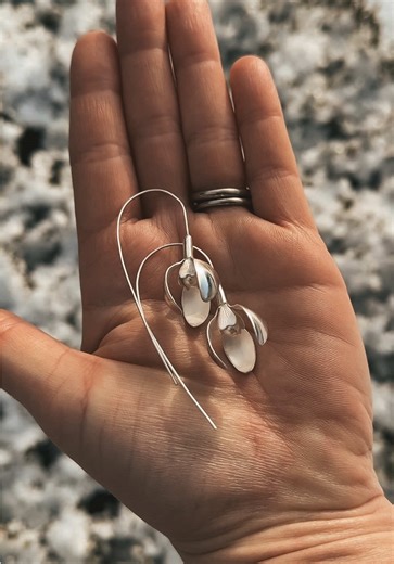 How to add striped texture to sheet metal using a setting burr A snippet from course no. 20: The Silver Snowdrop Earrings with Pearls - An intermediate silversmithing project #jewelleryschool #natureinspiredjewelry #jewelrytutorial