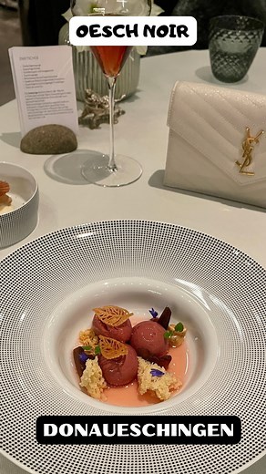Foodtour Stuttgart | Gastronomie & Ausflugstipps on Instagram: "Ein perfektes Fine Dining Erlebnis ⭐️⭐️ @oeschnoir Das Ösch noir in 📍Donaueschingen ist wahrlich ein Juwel in der Welt der Feinschmecker; ausgezeichnet mit zwei Michelin-Sternen und einer französisch inspirierten Küche, die einen Besuch, abseits der üblichen Pfade, lohnenswert macht. Das Ambiente beeindruckt uns mit einem raffinierten Design aus klaren Linien, einer verglasten Küche und geschickt gestalteten Raumtrennungselementen 