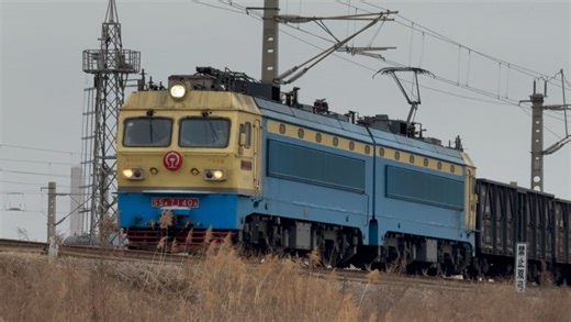 SS4G-7140，太局湖段，牵引湖电19556次南仓上发拐道出站，津霸联络线京沪方向。劈相机 启机，尽情的听一听直流电力机车不屈的鸣叫吧