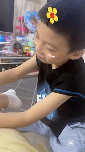 #私人按摩师 #小神兽在身边 爬山回来腿酸，好大儿给我massage😄