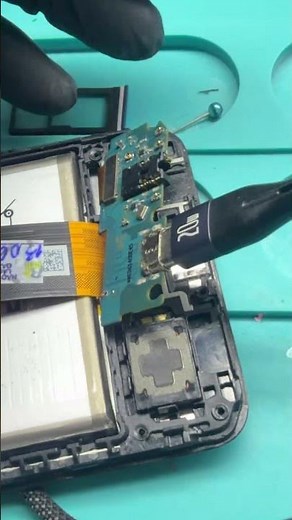 Is your phone not charging and showing a yellow triangle on the screen? Learn how to fix it! 🔥