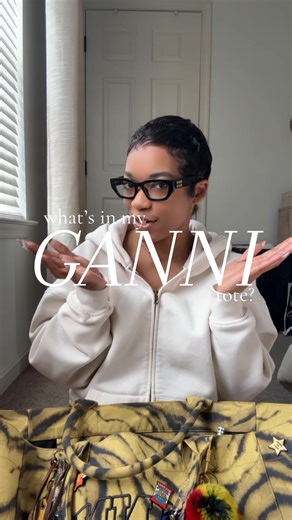 what’s in my @GANNI tote ? #gannitotebag #bagcharms #mombag #workbag #ootd