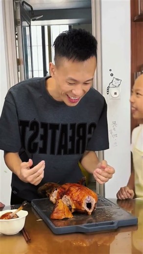 ¡A mamá le tocó la pieza de pollo más rara! 🤣